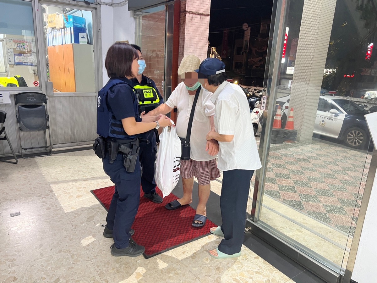 老翁車拋錨送修路邊苦等 楊梅警協助溝通助返家 S 9314368