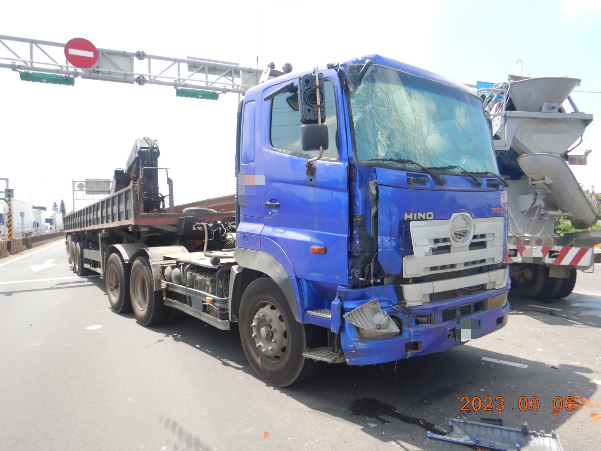 台66水泥車路口迴轉 遭半聯結車攔腰撞 S 9355310