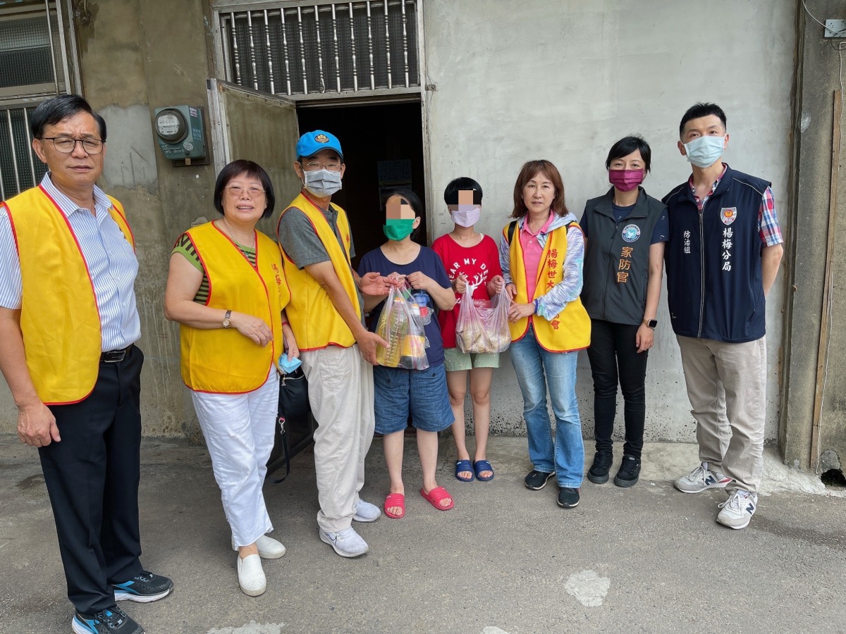 家中經濟支柱陷昏迷 楊梅警攜手善心團體贈5千元紅包、粽子 S 9584738