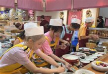 「恐怖箱」要嚇籃籃、巫苡萱反被白眼!海膽還直接拿在手上玩