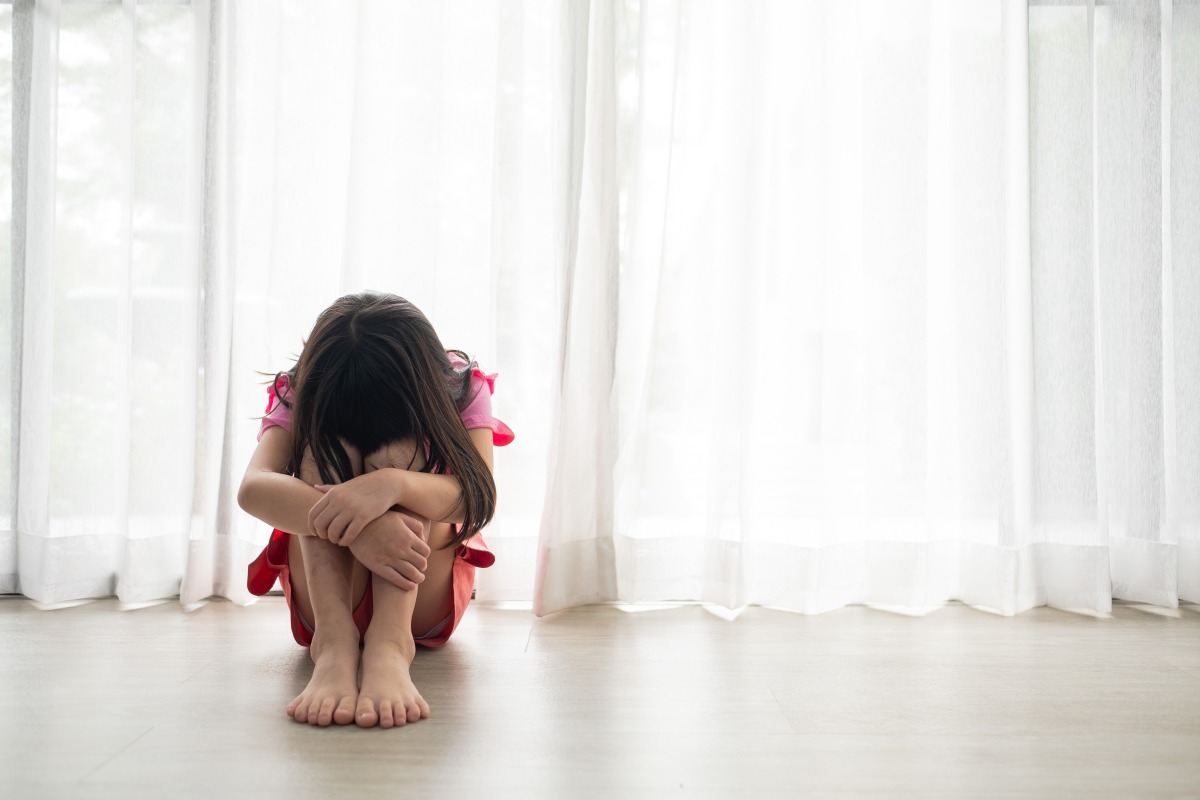 桃市某幼兒園教保員疑性騷 受害女童出現退化行為 children crying little girl feeling sad kid