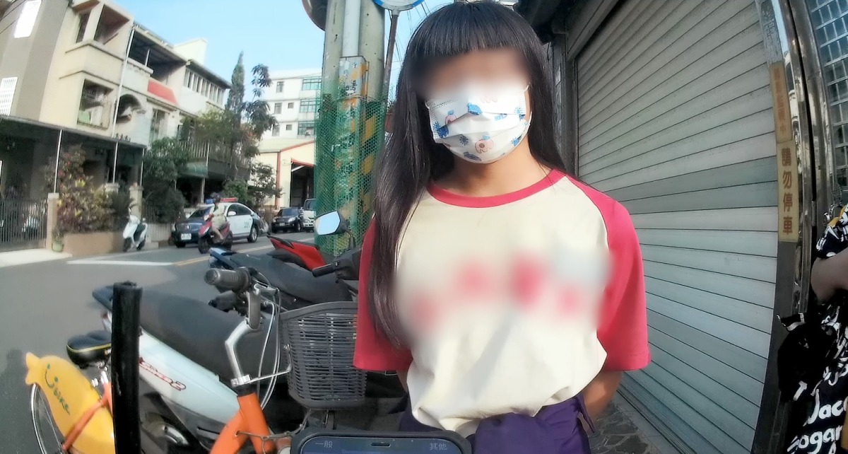 少女「奶油手」摔手機進40公分深水溝 壢警自製工具救援 copy 副本1