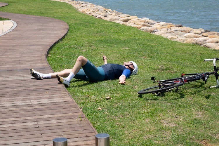 劉至翰《市井豪門》騎單車意外摔車!擦傷破皮卻先關心車子狀況