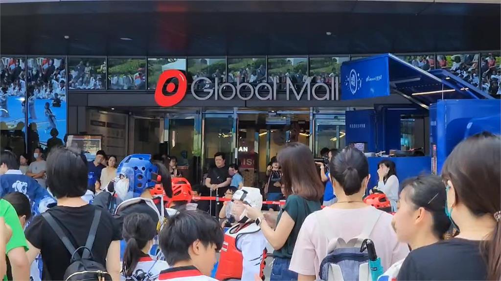 桃園環球購物中心停電 民眾熱爆摸黑吃飯