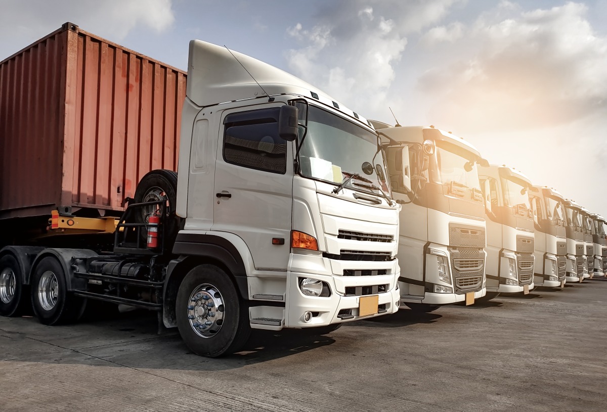 大貨車駕駛偽造車牌 2度惡意撞擊、逼車遭起訴 trucks parked lined up