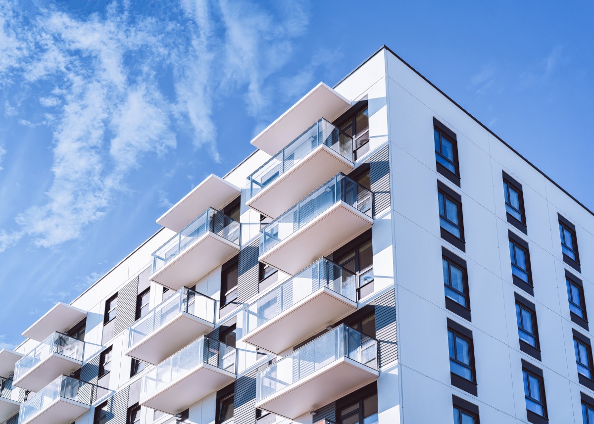桃市府補助8F以上大樓改善公安 這3類社區未成立管委會恐受罰 white color apartment home house residential building complex real estate concept place copy space