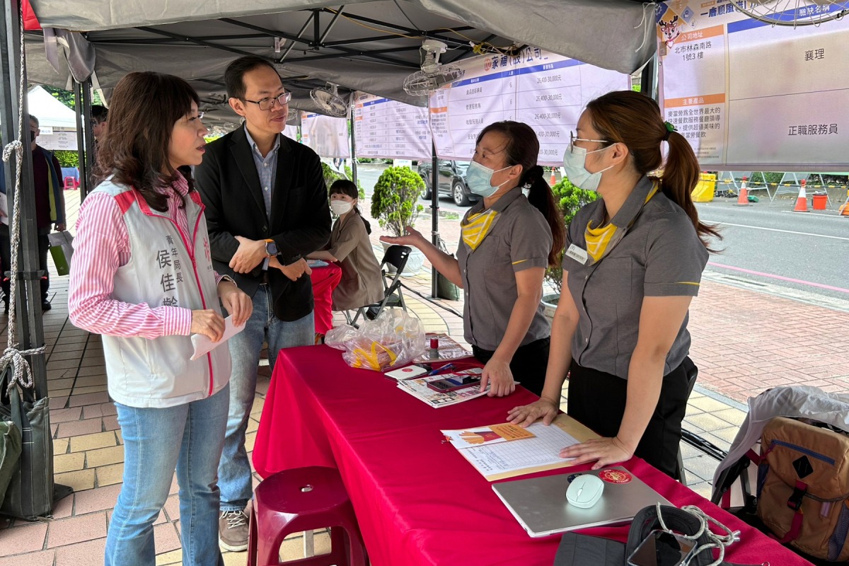 助新鮮人一臂之力!桃園就服處攜手青年局舉辦徵才活動 『一鹿順風 職向未來』現場徵才活動青年亮點場 長官尋訪徵才攤位