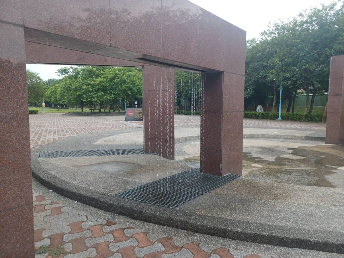 夏天消暑秘笈 桃園各區水舞噴泉、戲水地點看這邊 中壢區龍岡萬坪公園 scaled