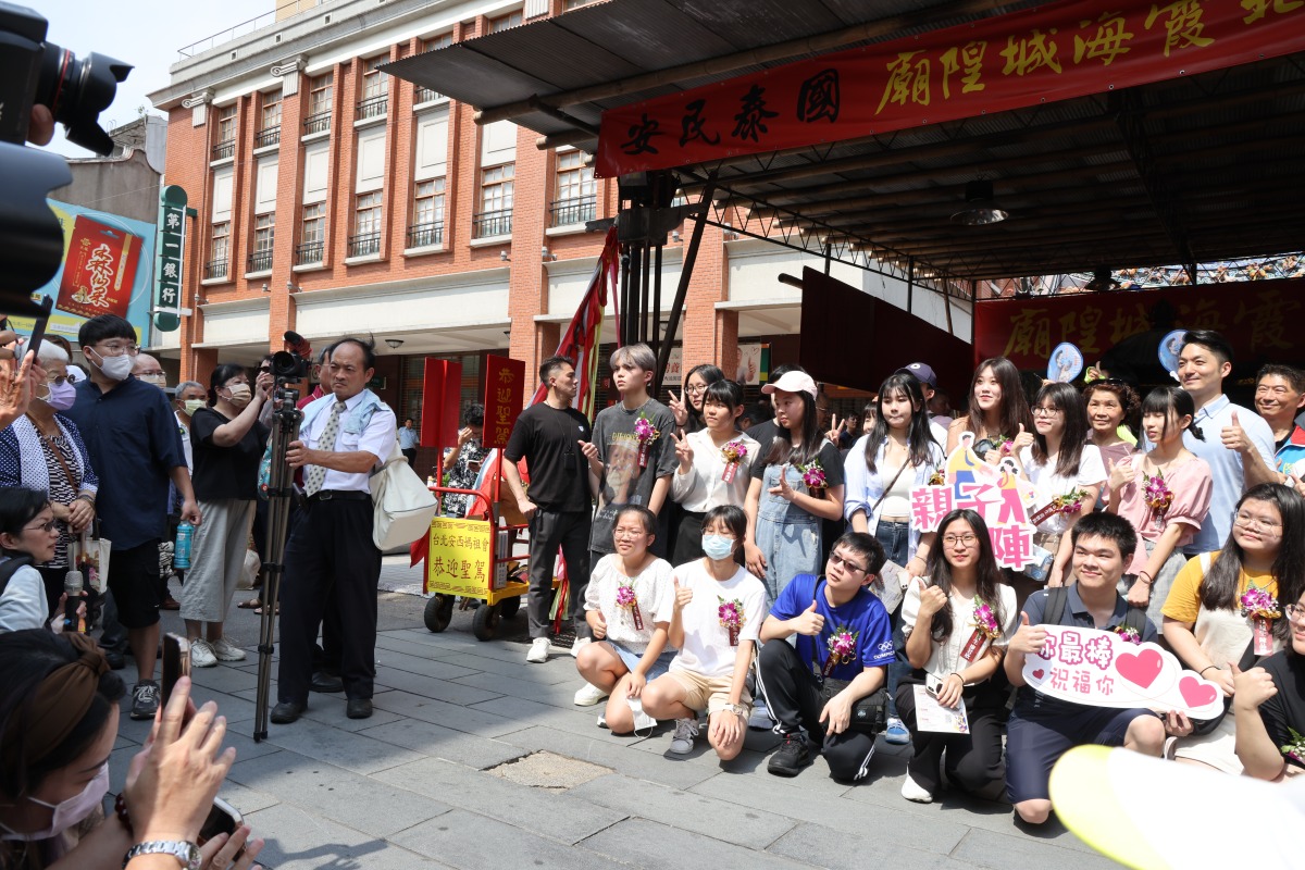 雙重盛事!蔣萬安市長驚喜到場祝賀禮生成年 台北市長蔣萬安赴台北霞海慶賀大同區禮生成年