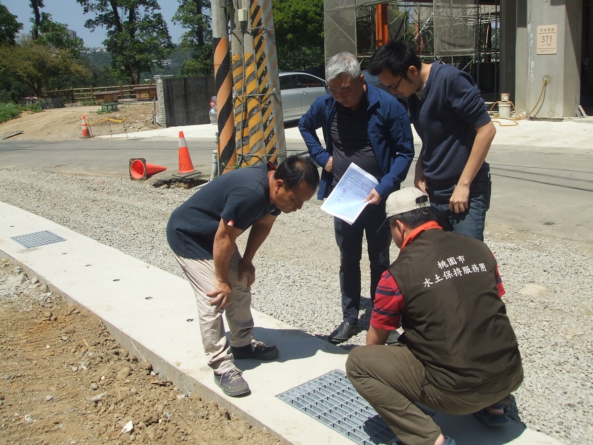 桃市水土保持服務團守護山坡地 駐點諮詢時間出爐 圖1 施工檢查過程中向民眾解說各項設施的功用
