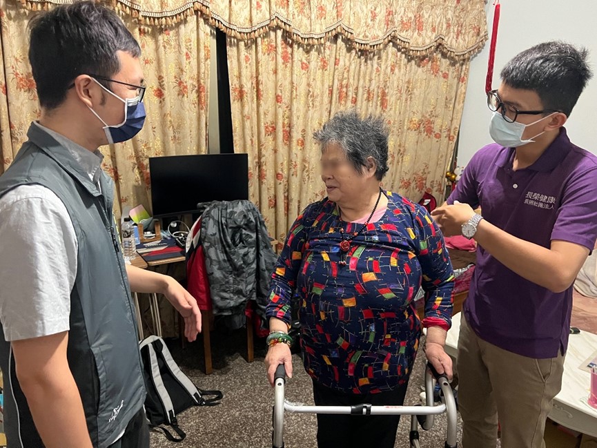 提升個案自我照顧能力 長照專業服務最給力 圖1 衛生局人員到湯阿姨家訪視專業服務使用情形。
