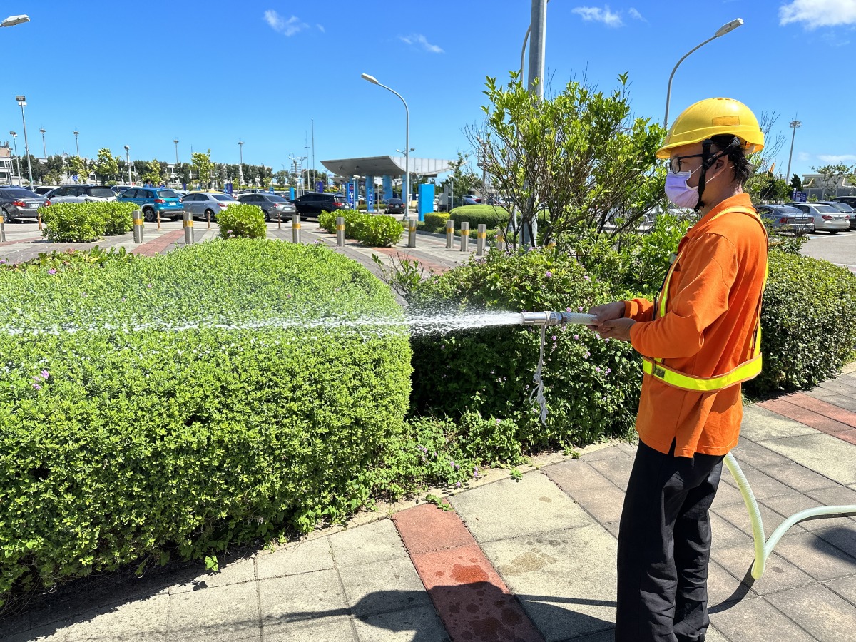 桃園機場推動循環經濟 落實節能環保善用水資源 圖1桃園機場使用湧流水綠化桃園機場8萬株喬木灌木