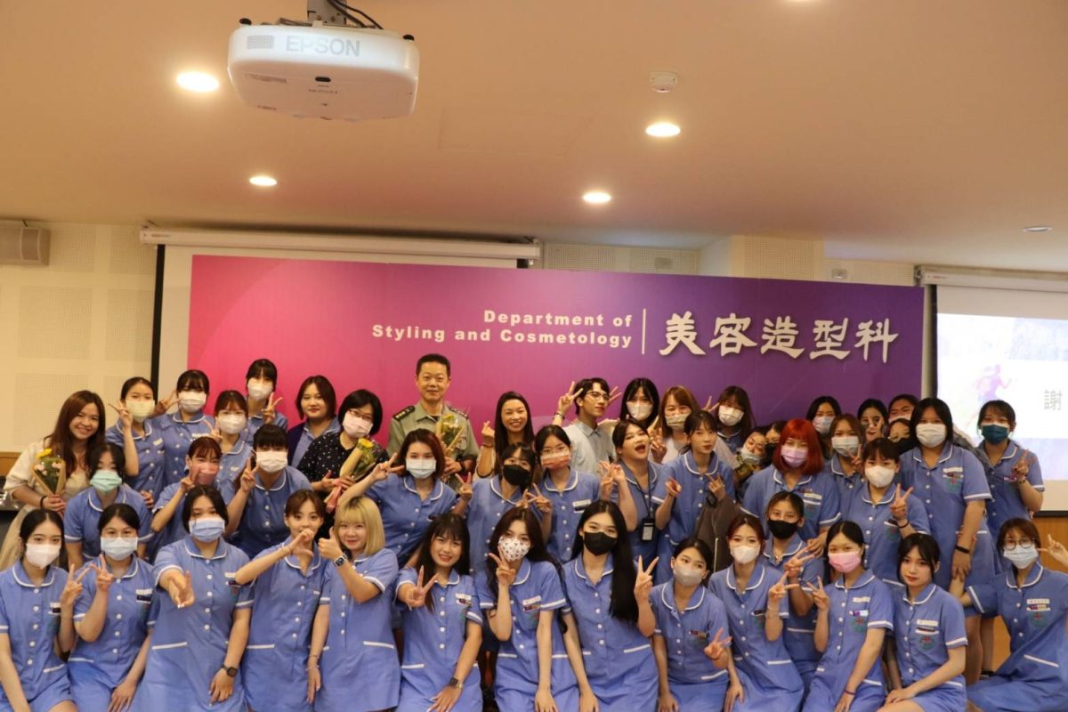 圖1：新生醫專美容科舉辦別章典禮，祝福並期勉學生邁入職場實習新階段。圖：新生醫專 scaled
