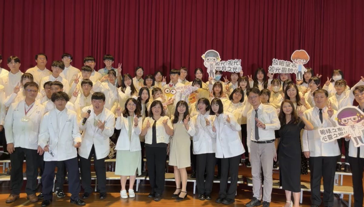 圖1：新生醫專視光學科今日舉辦授袍典禮，並歡慶成立十週年。圖：新生醫專提供 scaled