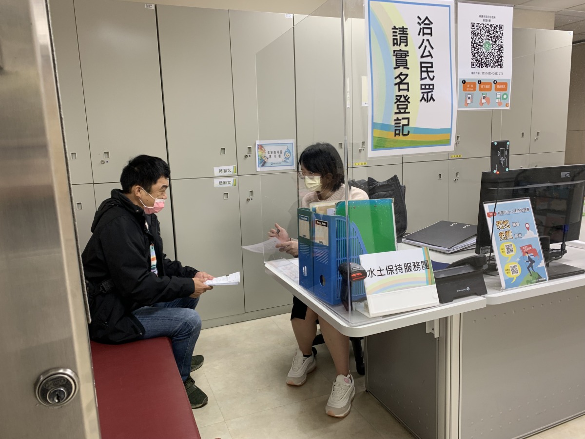 桃市水土保持服務團守護山坡地 駐點諮詢時間出爐 圖2 向諮詢民眾細心解說水土保持相關注意事項