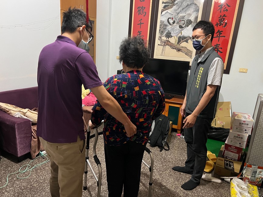 提升個案自我照顧能力 長照專業服務最給力 圖2 專業服務人員指導使用助行器正確行走。