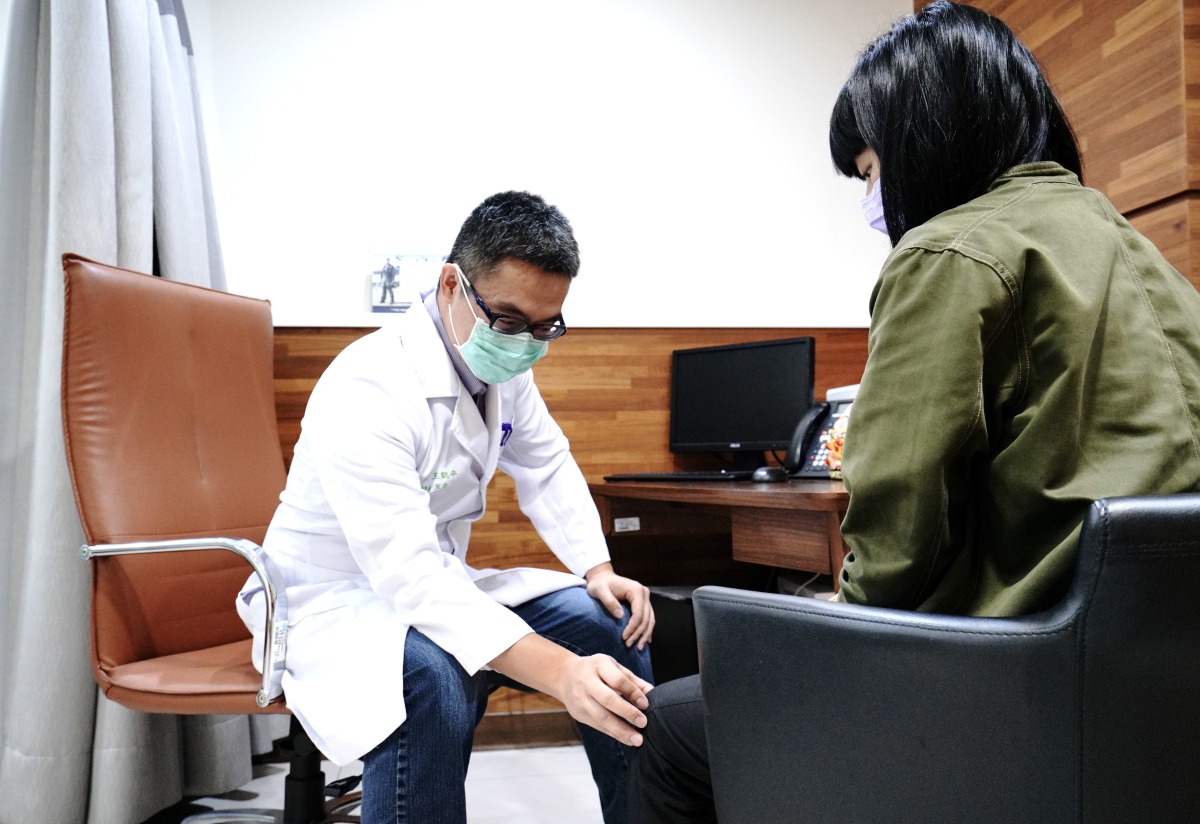 髕骨脫位、韌帶撕裂無法站立 聯新國際醫助高中生重拾舞蹈熱情 圖2 王凱平醫師指出PRP針劑治療對於關節、軟骨與韌帶等部位受傷的患者有很好的治療效果