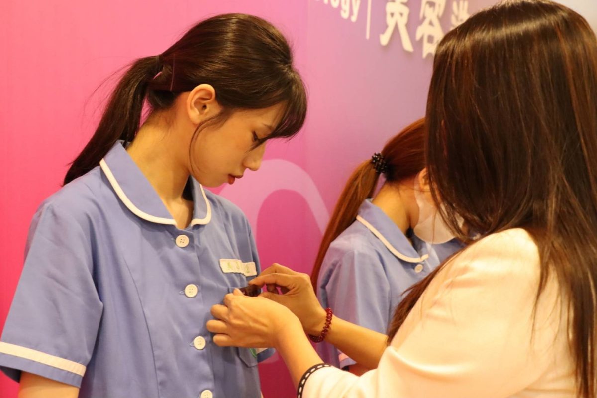 圖2：美容科學生別章，進入職場實習，銜接未來就業技能。圖：新生醫專提供 scaled