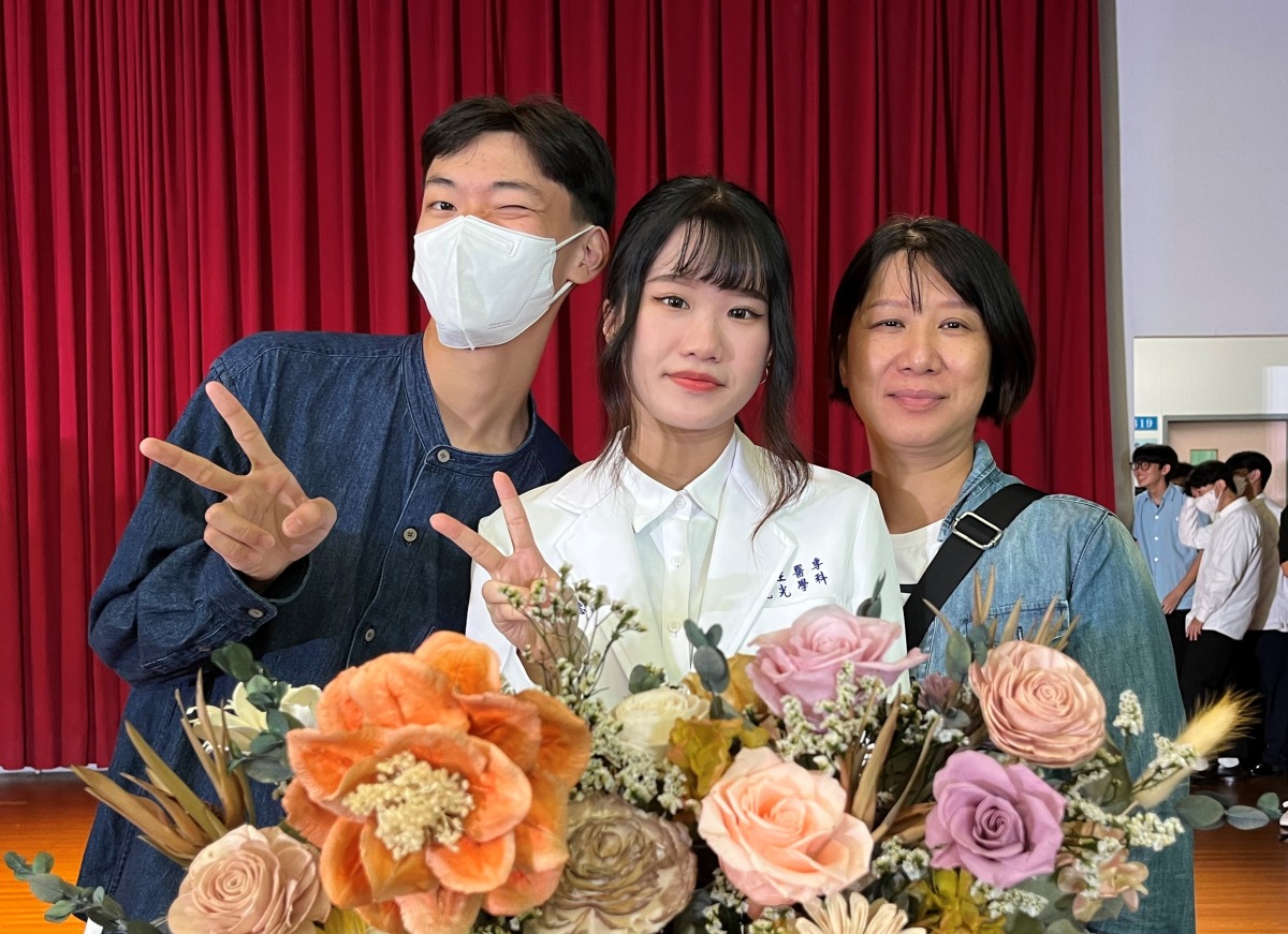 圖3：授袍典禮，學生家長共同見證。圖：新生醫專提供