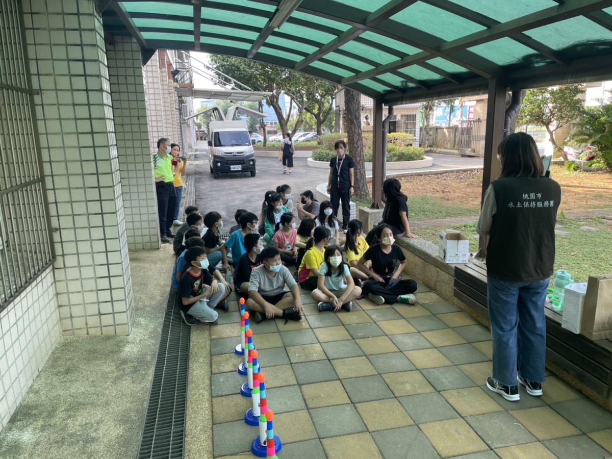 桃市水土保持服務團守護山坡地 駐點諮詢時間出爐 圖4 協助前進校園進行水土保持校園宣導