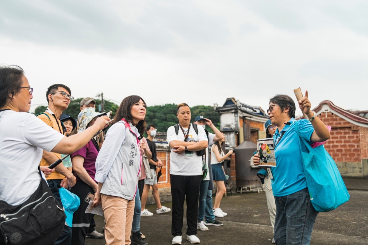 學員聽走讀活動老師介紹在地古蹟