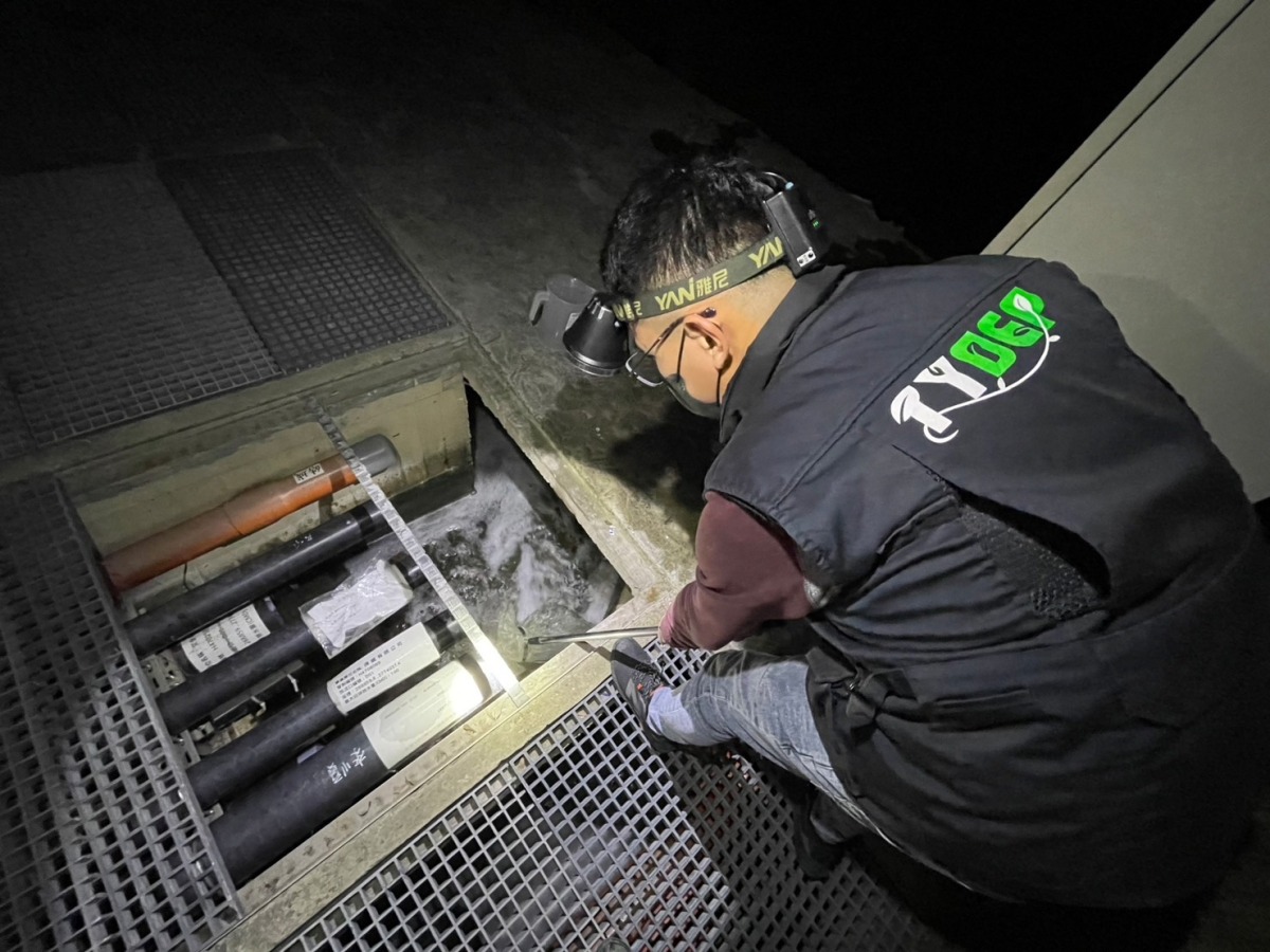不肖業者深夜偷排廢水 桃環局攜手檢警科技辦案逮人 搜索現場公司夜間排放廢水採樣