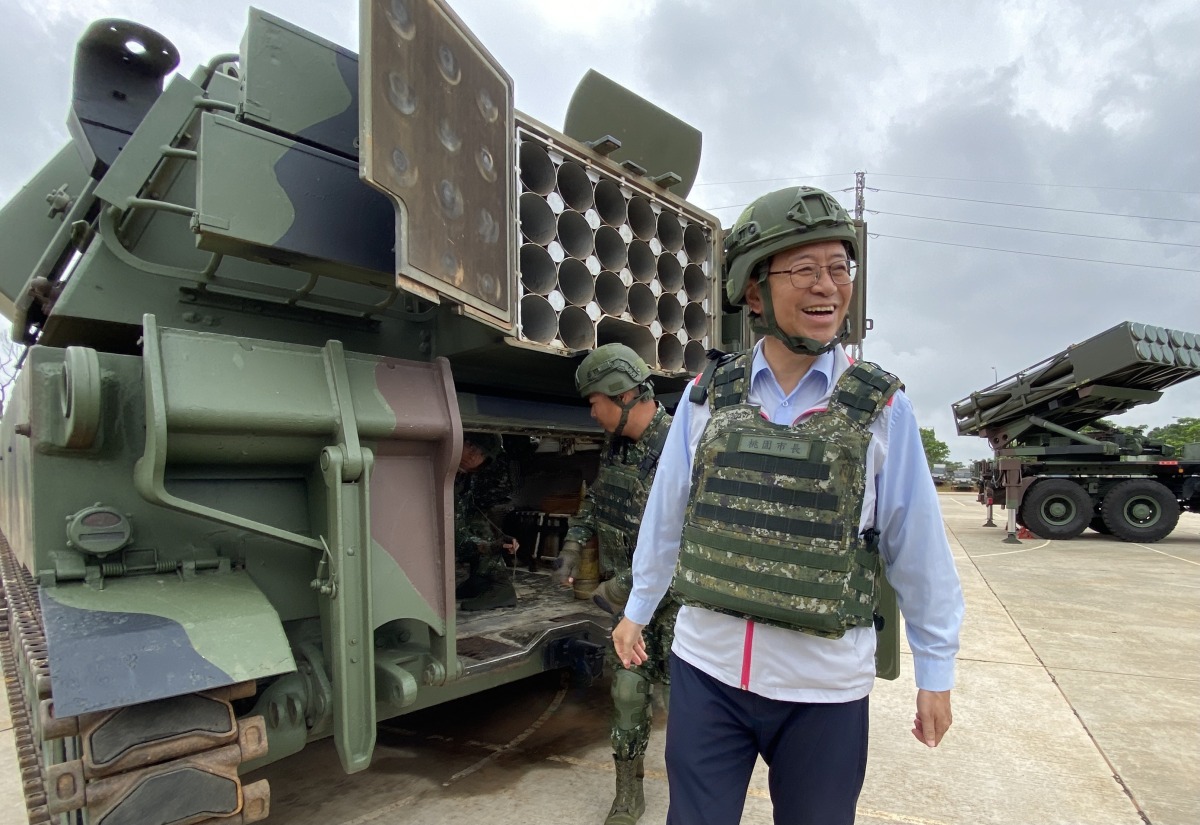 國軍端午節堅守崗位 張善政提前發加菜金 桃園市長張善政戴上防護頭盔及背心進行自走砲車底火試拉