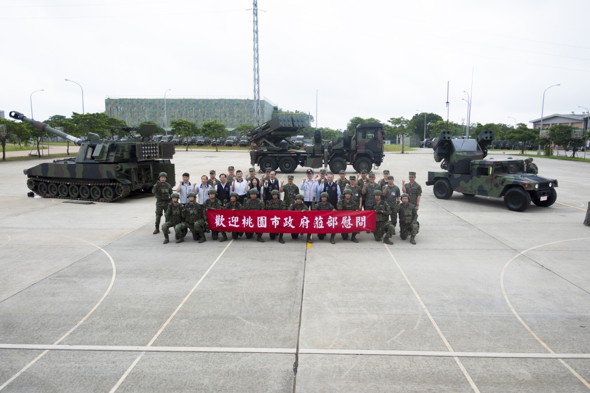 國軍端午節堅守崗位 張善政提前發加菜金 桃園市長張善政與部隊兄弟檔、雙胞胎姊妹檔及炮兵合影