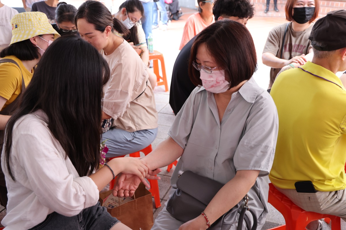 雙重盛事!蔣萬安市長驚喜到場祝賀禮生成年 禮生為家長進行精油按摩感謝養育