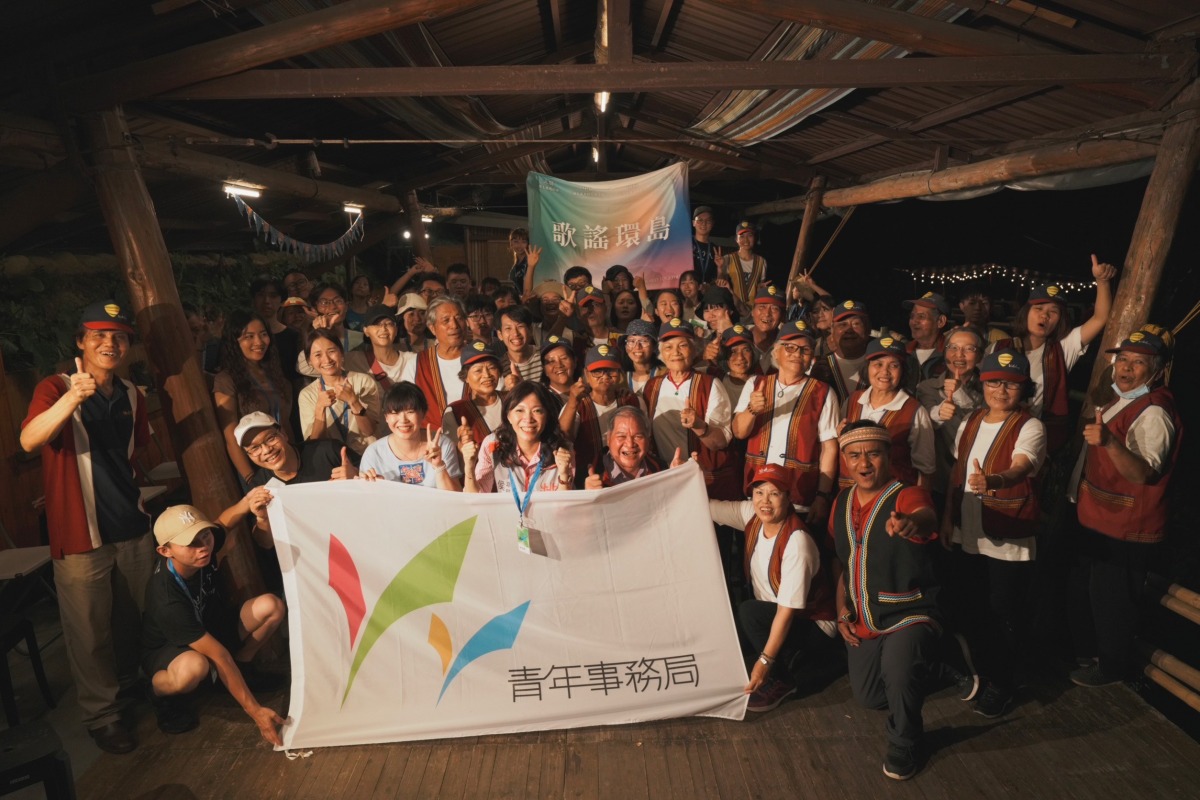桃園青年局歌謠環島圓滿落幕 世客博地方創生策展攤位招募中 花蓮高山森林基地 學員與民眾大合照1