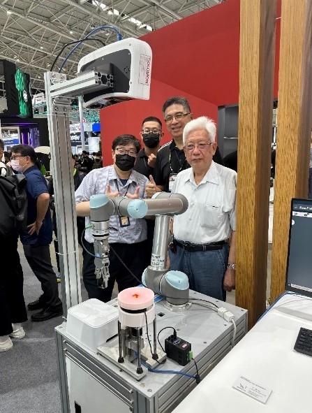 龍華科大攜手美超微 AI深度學習技術備受關注 龍華科大機器人團隊與超微合作 COMPUTEX展現AI深度運算力 3