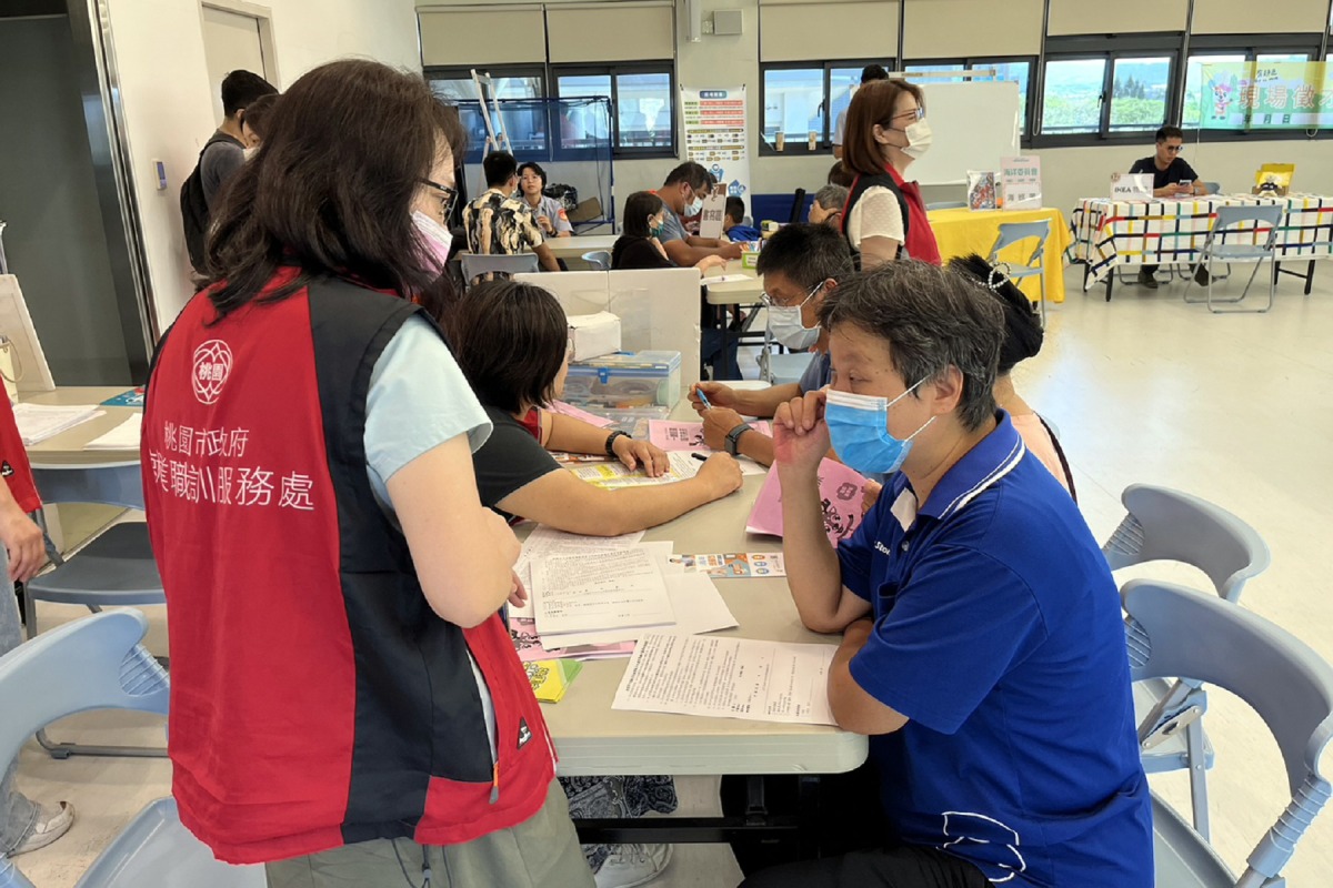 桃市府就服處8月份6場徵才活動 釋出超過7300個職缺 02 112年7月龍潭區公所徵才活動民眾諮詢 0