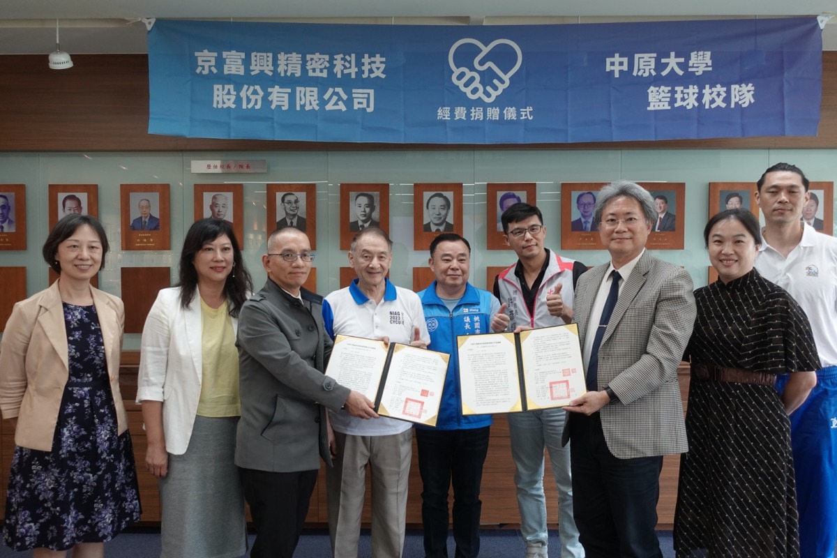 02 中原大學舉辦籃球校隊經費捐贈儀式，左三起游志鵬、張光正、邱奕勝、許彥輝、洪穎怡。