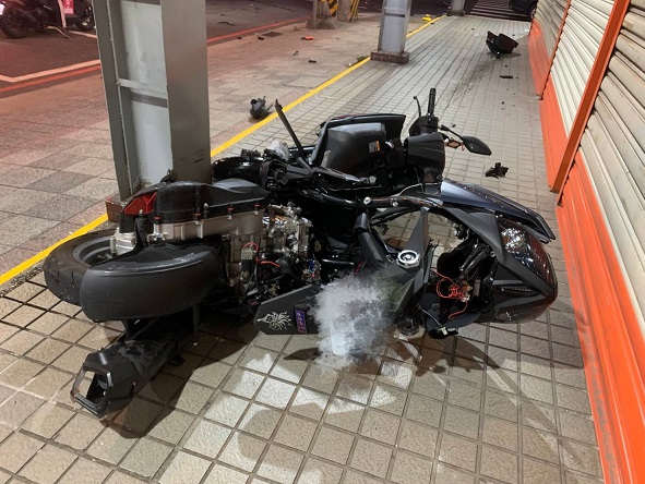 【有片】桃園區汽機車擦撞 釀騎士、後座乘客人帶車倒地受傷 1 6
