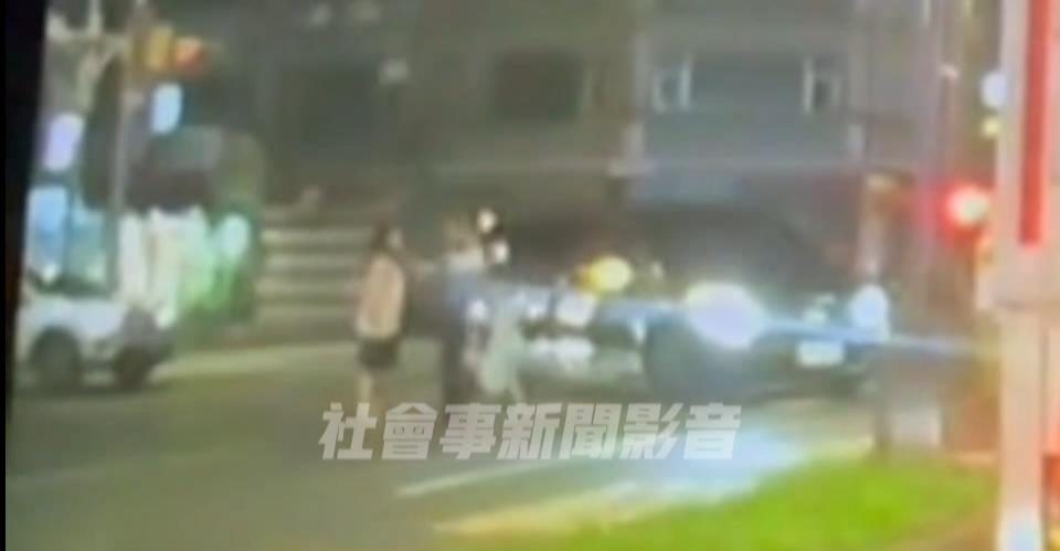 【有片】當街開扁!疑未禮讓行人引糾紛 駕駛7PUPU衝下車 11111 e1688696464942