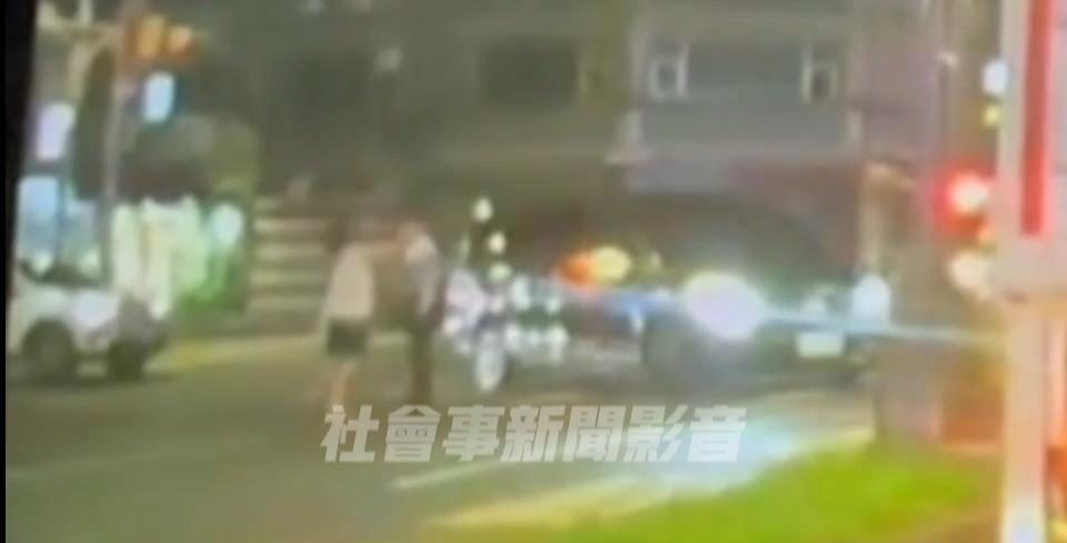 【有片】當街開扁!疑未禮讓行人引糾紛 駕駛7PUPU衝下車 1212313 e1688696481931
