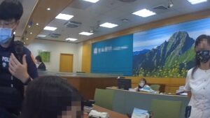 女子掉愛情陷阱傻借帳戶 警急勸：恐淪詐騙幫兇