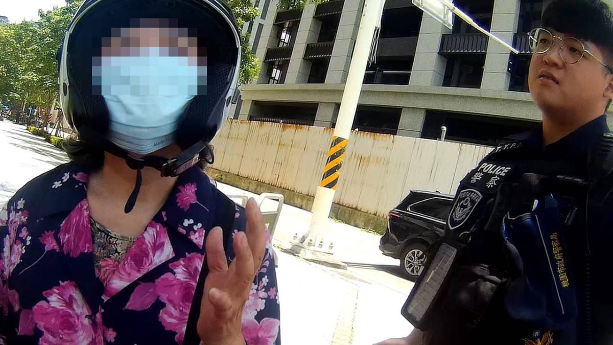 7旬婦騎車違規遭警攔查 意外揪出「這身分」大喊無奈 1512702 scaled