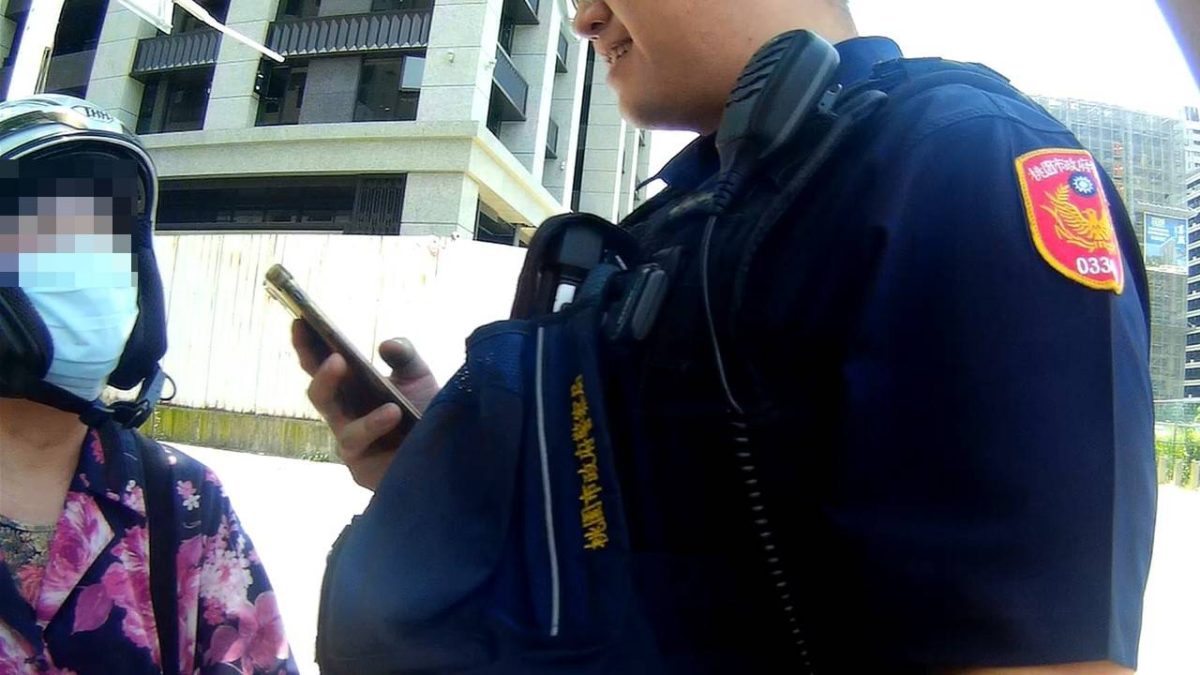 7旬婦騎車違規遭警攔查 意外揪出「這身分」大喊無奈 1512703 scaled