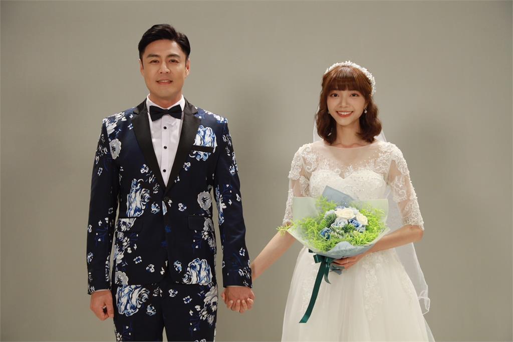 周宇柔為8點檔首披白紗!古著風造型和劉至翰一起曬幸福