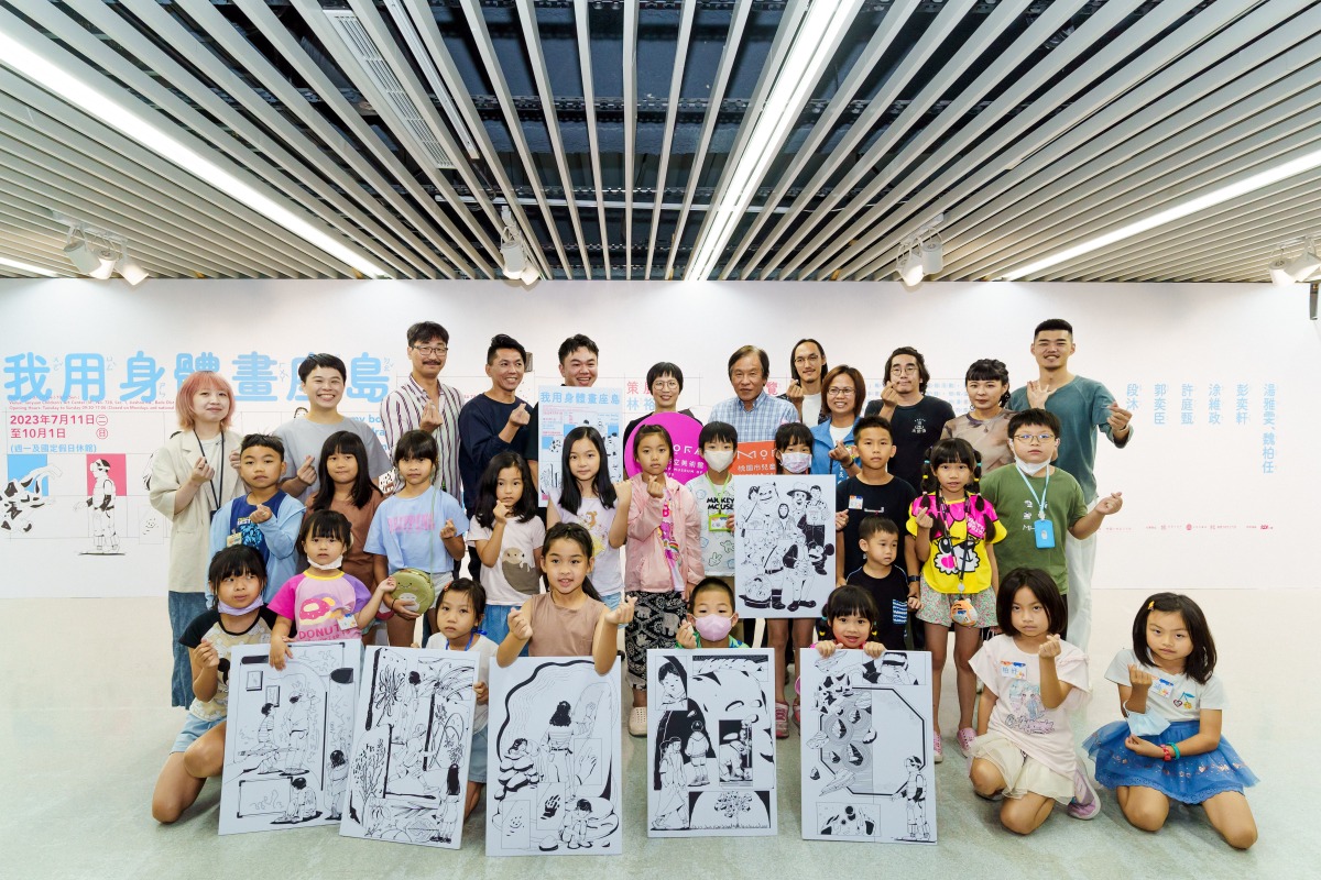 桃兒美館「我用身體畫座島」展覽熱情登場 暑假共創美好回憶 2.代理館長王麗娟、桃美館石瑞仁顧問與策展人及藝術家合照。圖片桃園市立美術館提供。