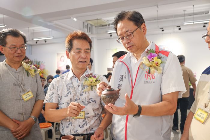 參觀台灣岩礦陶藝創作 張善政:新領域開拓更多元作品 20230708124404054