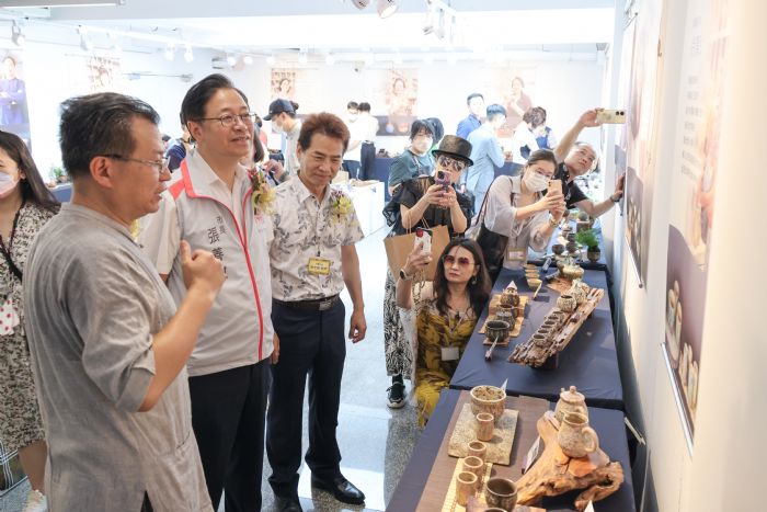 參觀台灣岩礦陶藝創作 張善政:新領域開拓更多元作品 20230708124419115