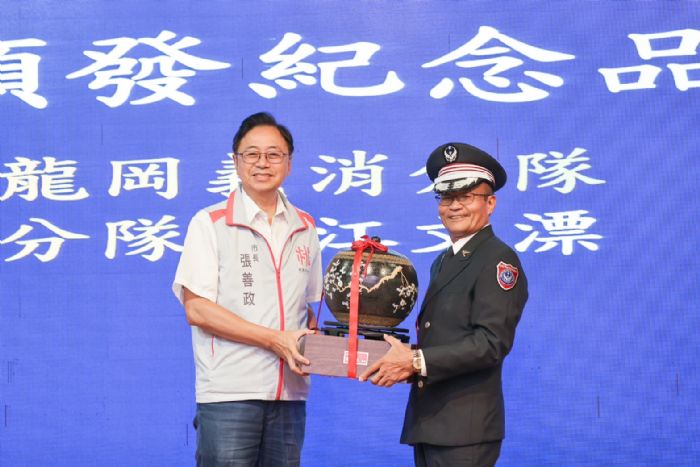 桃園市義消隊長佈達交接 張善政頒獎表揚感謝付出共同守護桃園 20230728204118659