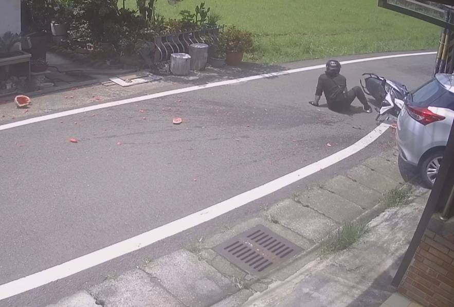 通緝犯酒駕遭攔檢加速逃 自撞電線桿狼狽落網 285338