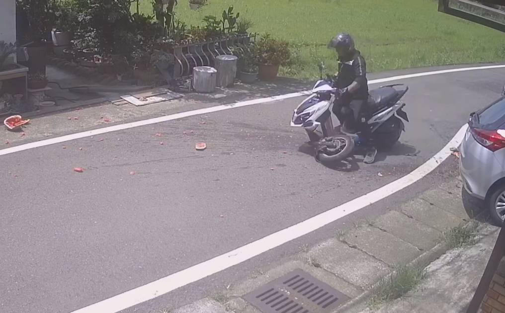 通緝犯酒駕遭攔檢加速逃 自撞電線桿狼狽落網 285339