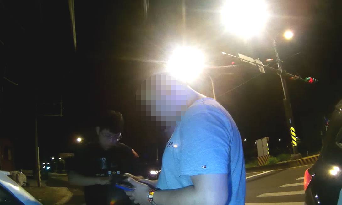 停紅燈越線引巡警注意 下車瞬間口袋掉出這物GG了 286063