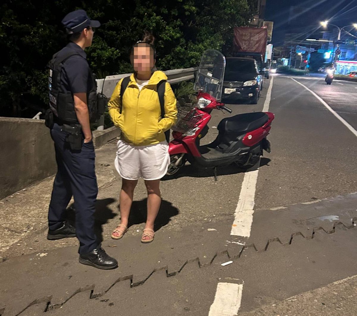 女騎車未戴安全帽情緒不穩 大園警一問原因惹鼻酸 287151 scaled