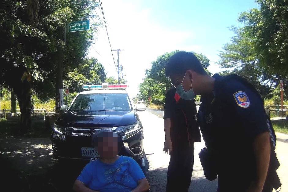 7旬婦行動不便遭小黃運將丟包 大園警及時伸援 290134