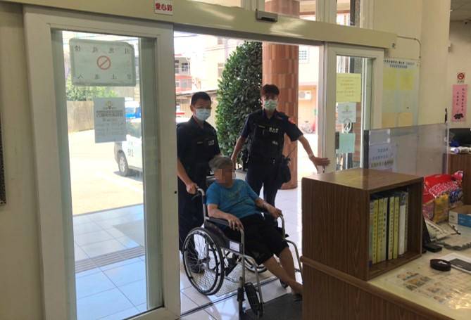 7旬婦行動不便遭小黃運將丟包 大園警及時伸援 290135